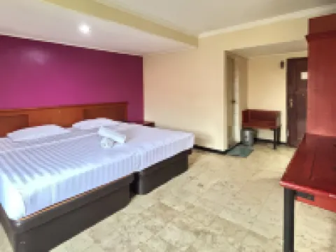 Hotel Pasar Besar RedPartner near Tugu Pahlawan Hotels in Bubutan