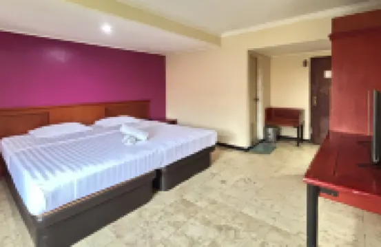 Hotel Pasar Besar RedPartner near Tugu Pahlawan