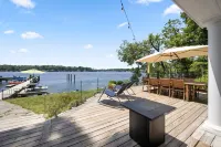 Amazing Waterfront Retreat with Pool, Pier, and Kayaks, Minutes from Annapolis