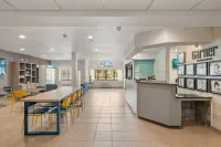 Garner Hotel Gonzales by IHG - parking