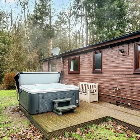 4 Bed House - Sleeps 9 - Hottub - Parking