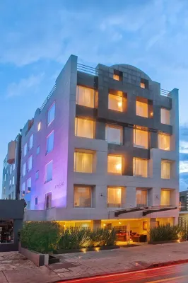 Richmond Suites Hotel テアトロ・ラ・コメディア周辺のホテル
