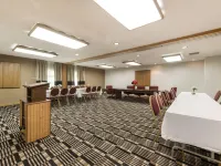 Quality Inn & Suites Hotels in Portage