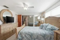 4 bedrooms home located on the deep water canal 13630 Garris Dr. Hudson Fl 34667