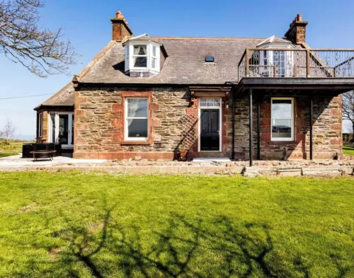 4 Bed House - Sleeps 10 - Pets - Garden - Parking