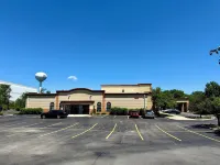 Ramada by Wyndham Glendale Heights/Lombard - Parkplatz