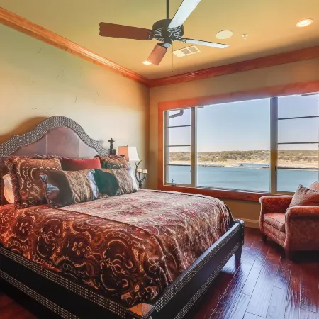 Top-Floor Lake-View Condo w/ Boat Dock Access