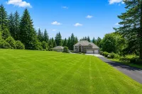 Huge Luxury Home with huge Deck near Powell Butte Park - Jacuzzi