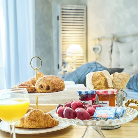Villa Romance: Relaxation, Heated Pool, Private Spa, Bikes, and Wi-Fi