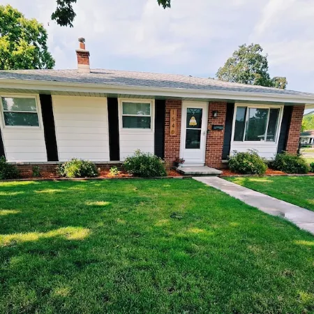Great for EAA rental!Less than 2.5 miles from EAA grounds!