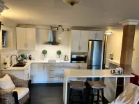 Private 1 bdrm suite with living room and kitchen - 4-Star