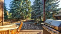 Cabriolet Chalet by Avantstay King Suite + Bunk Loft + BBQ Deck Walk to Lift + Pool Access - Apartments