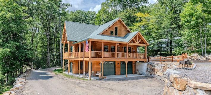 Luxury Log home steps from private beach in Meredith on Lake Winnipesaukee. Hotels in Meredith