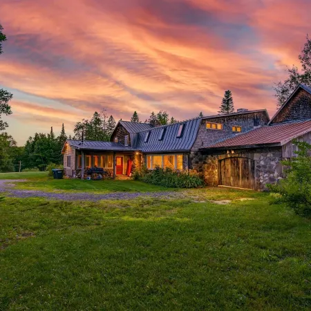 4 Br Sleeps 8 - Kayaks - Fire Pit - Dog Friendly