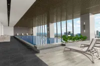 AC Hotel by Marriott Manila - Kolam Renang