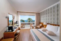 Constantinou Bros Pioneer Beach Hotel - Parkplatz