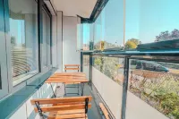 Free Parking 2BR Sleeps 5 Close to JR Hospital - balcony