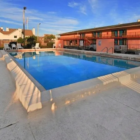 Super 6 Inn & Suites