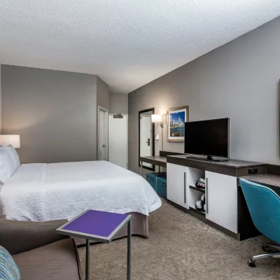 Hampton Inn Milwaukee-Airport Hotels near Milwaukee Airport-Trains