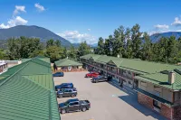 SureStay Plus Hotel by Best Western Salmon Arm - parking