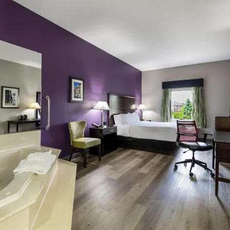 La Quinta Inn & Suites by Wyndham Louisville East