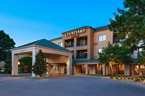 Courtyard Dallas Plano in Legacy Park - Balkoner