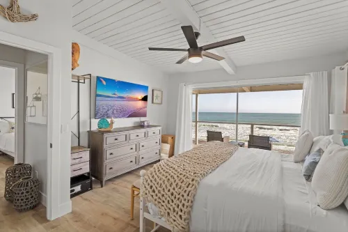 Beachfront Bliss - Steps to Sand + 5 Large BRs - 3 ดาว