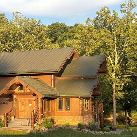 The Holston River Lodge: Luxury Riverfront, Hot Tub, Fishing, Views & Wineries