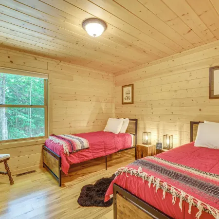 Ski, Hike & Explore! Spacious Conway Cabin w/ Deck