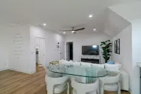 Bright & Modern Studio, 15 Mi to Des Moines! - Wifi