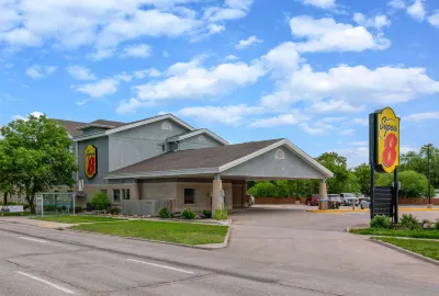 Super 8 by Wyndham Winnipeg West Hotel dekat The Historical Museum of St. James – Assiniboia