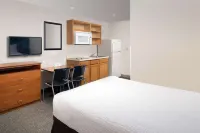 WoodSpring Suites Gainesville I-75 - parking