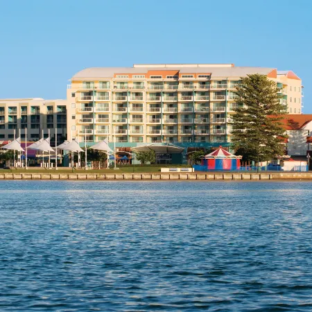 Oaks the Entrance Waterfront Suites