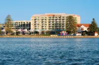 Oaks the Entrance Waterfront Suites - parking