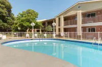 Days Inn by Wyndham Lawton - Pools