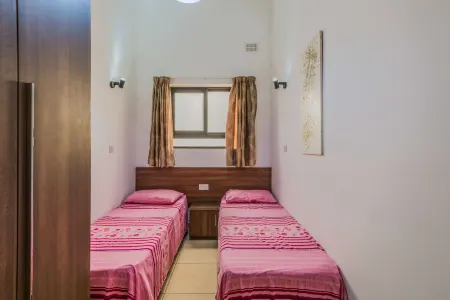 Blue Harbour 1 – Seafront Holiday 2-Bedroom Apartment with Terrace St Paul’s Bay