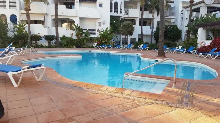 Modern 2 Bed ,2 Bathroom Refurbished Apartment , Outstanding Sea and Golf Views