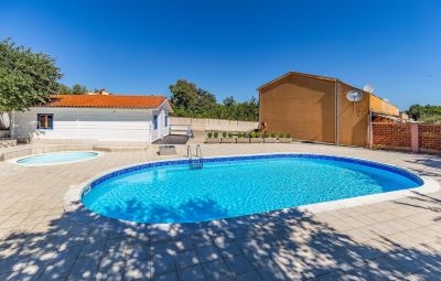 Outdoor Swimming Pool Nice Home in Liznjan with Wifi and 2 Bedrooms Photo