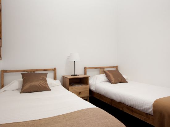 Modern 2-Bedroom Apartment Near Sagrada Familia