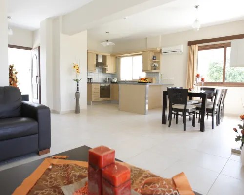 A Three-Bedroom Villa with a Private Pool and Landscaped Garden. Wi-Fi. Hotels in Pissouri