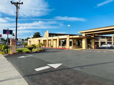 Motel 6 Vallejo, CA - Napa Valley Отели рядом с достопримечательностью «Мар Айленд Навал Шипярд»