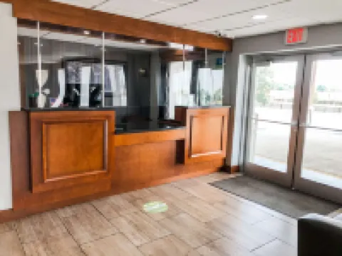 鮑靈格林北貝斯特韋斯特SureStay酒店 沃倫縣酒店