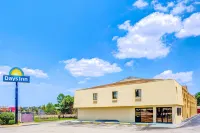 Days Inn by Wyndham Chesapeake Hotels near Canal parking - restroom