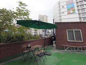 トンデムン チャリム ゲストハウスの写真 22年の部屋 お風呂 レストランと食事の写真 Trip Com