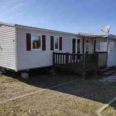 Grands Mobil homes 8 couchages clim en village vacances Hotel Exterior