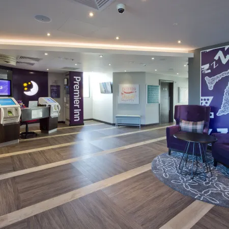 Premier Inn London Tolworth Отели рядом с достопримечательностью «Хемптон-Уик»