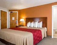 Econo Lodge Lakes Region - parking
