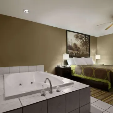 Super 8 by Wyndham Tupelo Airport