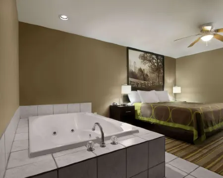 Super 8 by Wyndham Tupelo Airport トゥーペロのホテル