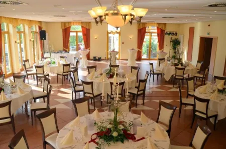 Jagdhof Klein Heilig Kreuz Отели в г. Гребенхайн